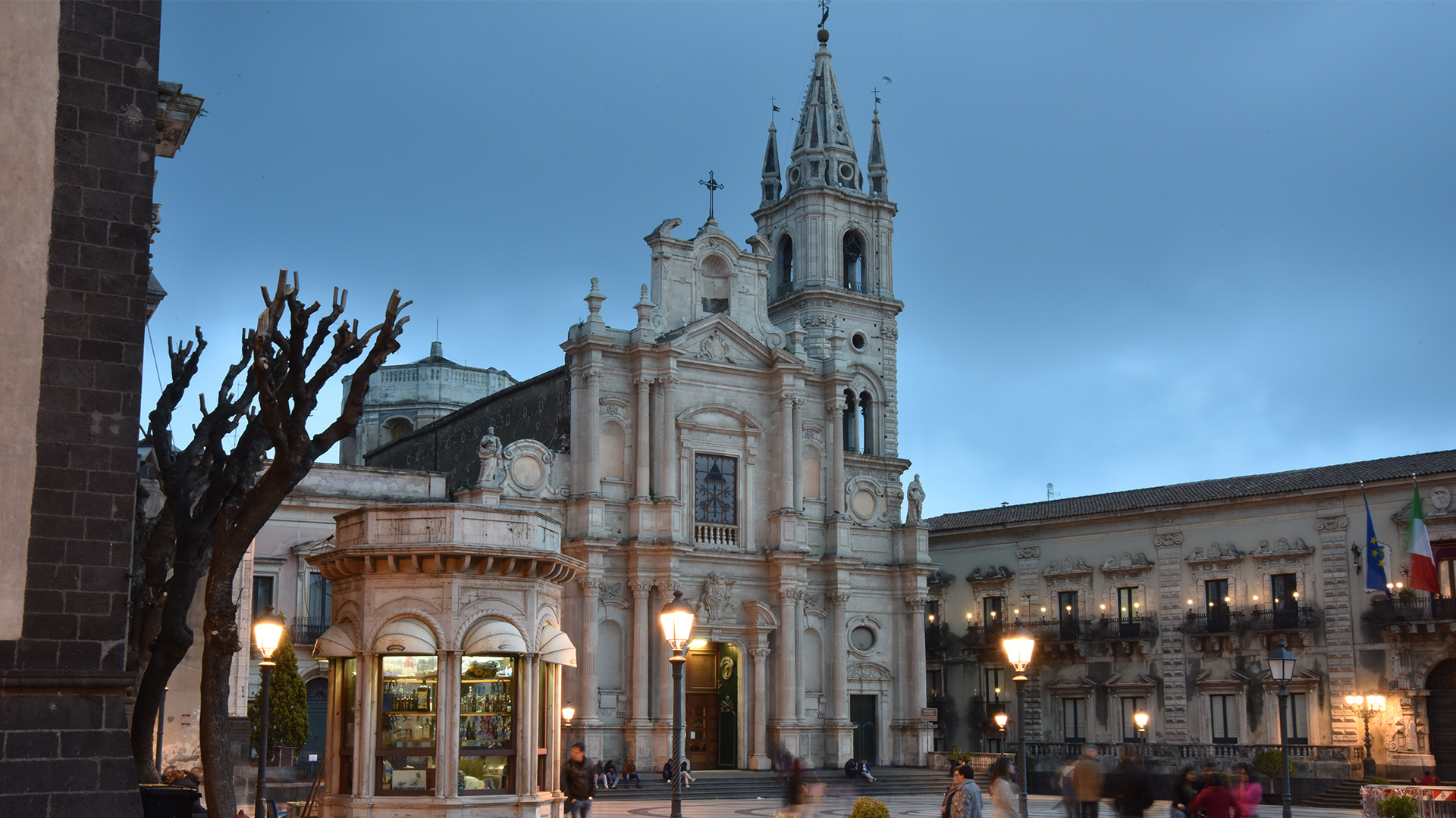 La reproducción de los faroles históricos de la Piazza Duomo en Acireale
