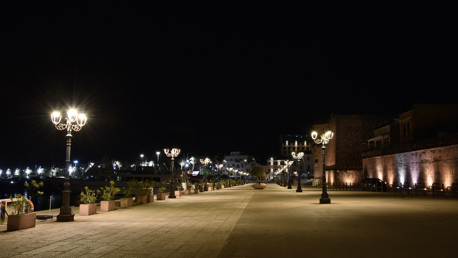 La iluminación del puerto y las murallas de Alghero