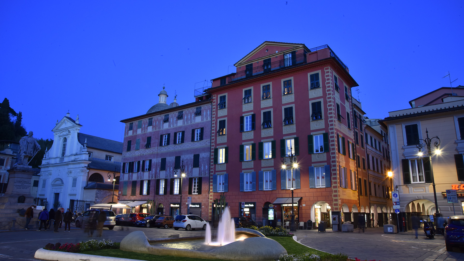 Chiavari (2nd restoration). After the lampposts in Piazza Mazzini, also those in Piazza Matteotti have been restored.