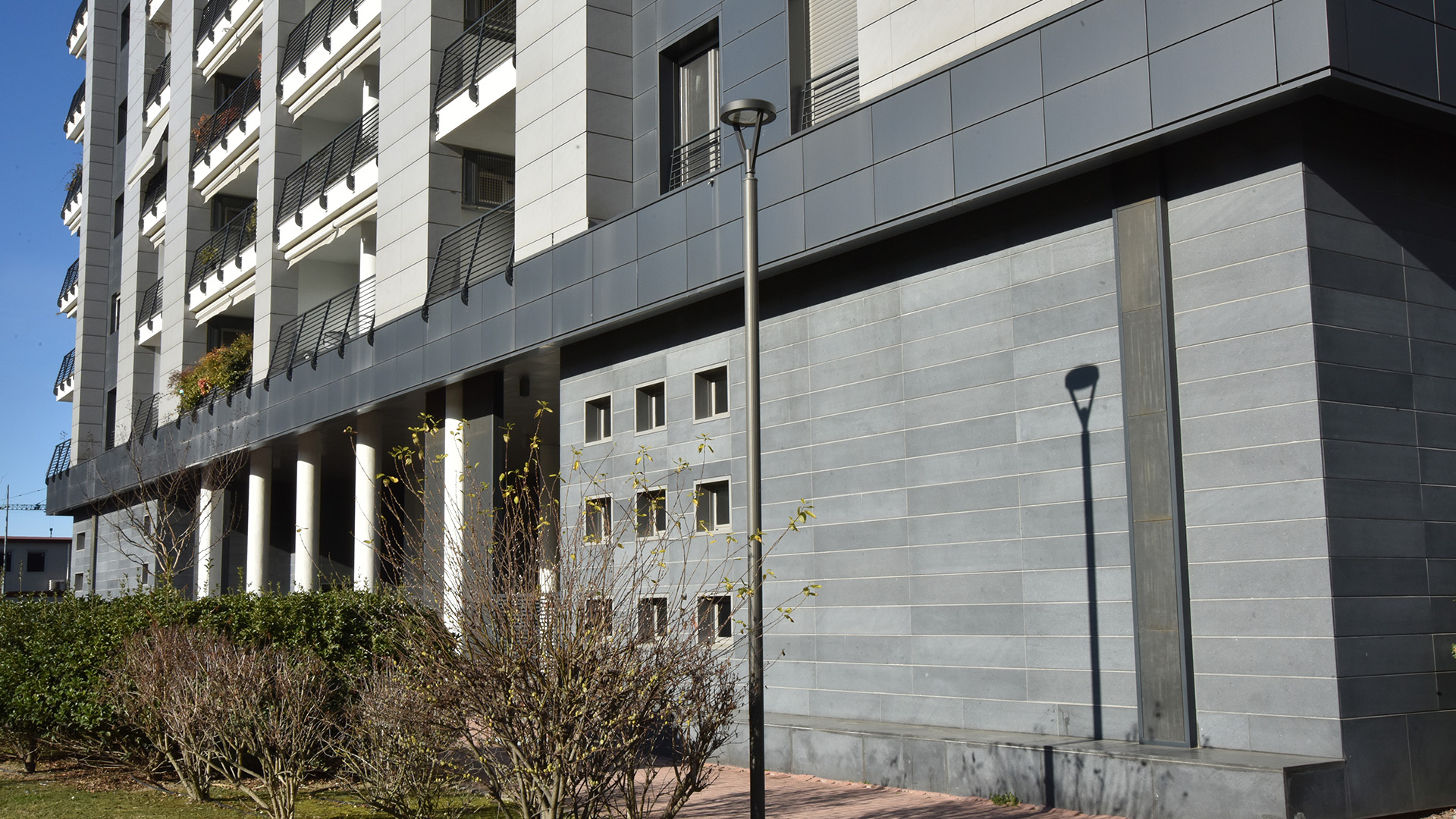 Lyra en el parque y entre los edificios de San Donato Milanese