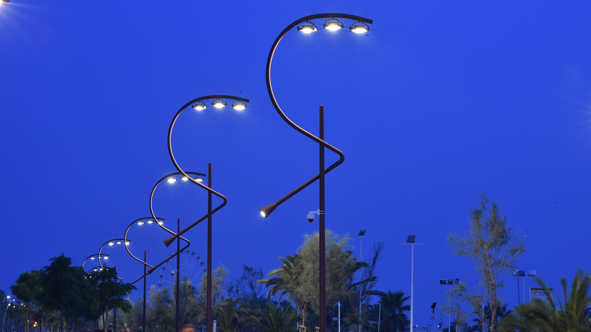 La « Grande Erre » d'Adolfo Busi illumine le nouveau « Parco del Mare » de Rimini