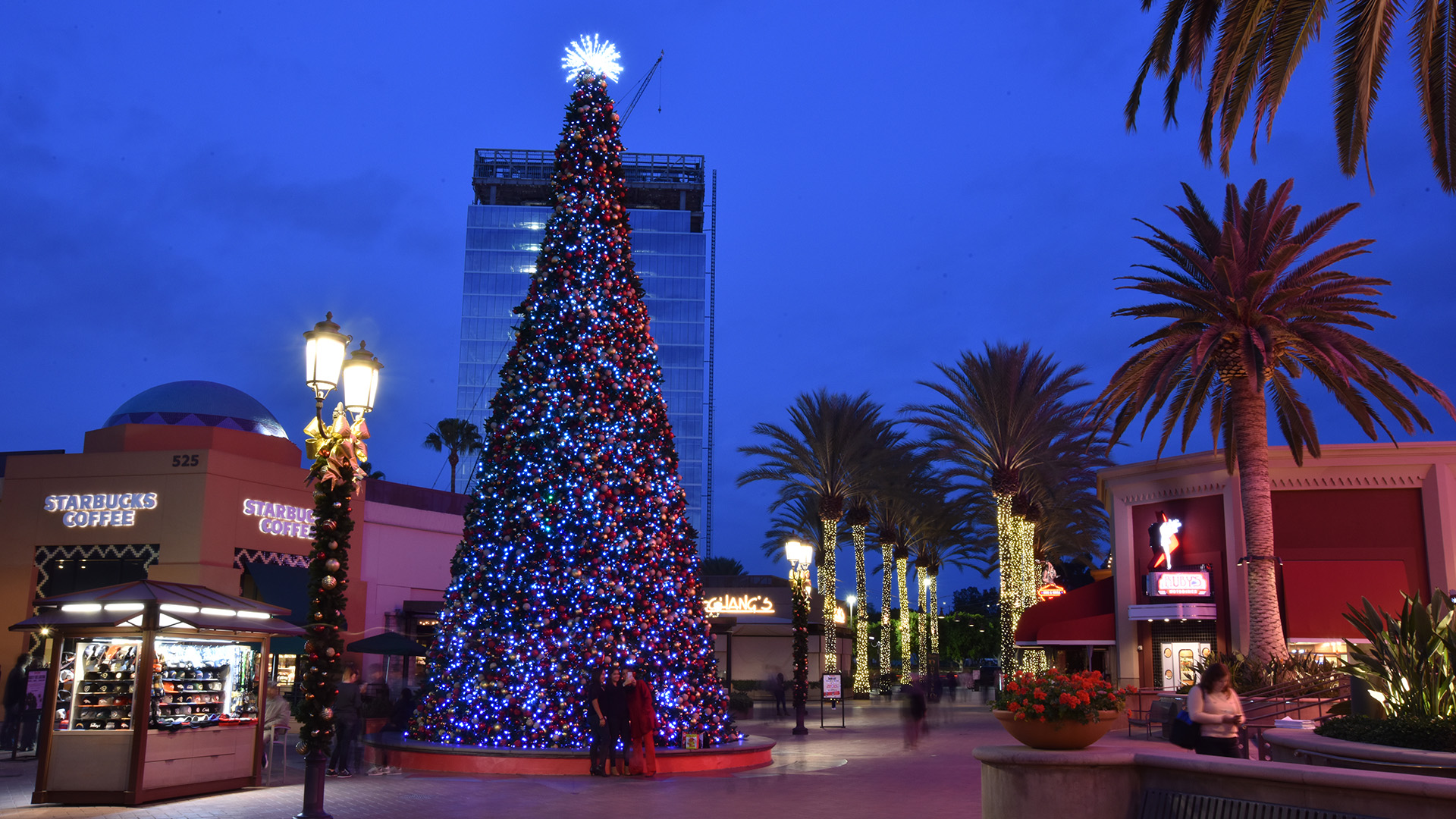Spectrum Center, Irvine. Iluminación que amuebla